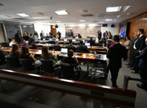 Câmara dos Deputados analisa proposta que dispensa exames na renovação da CNH