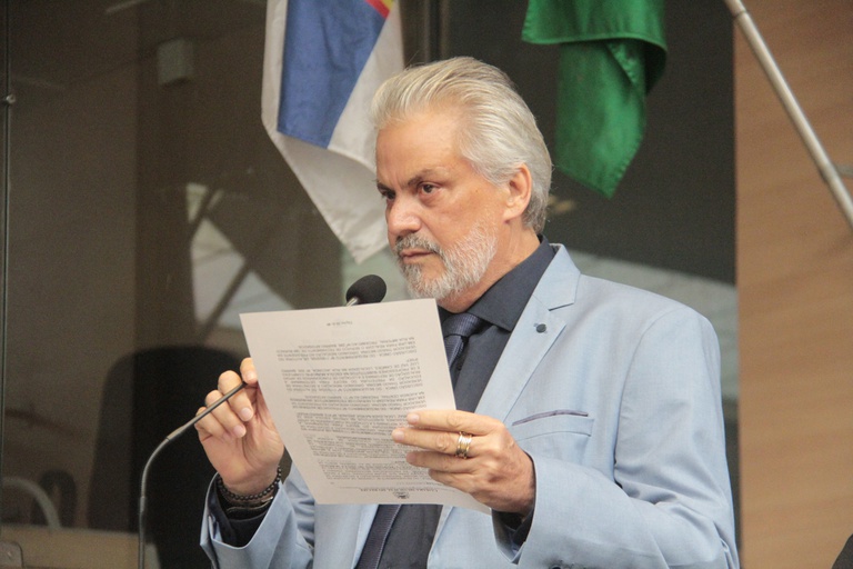 Em meio ao luto, Osmar Ricardo tem retorno discreto à Câmara do Recife