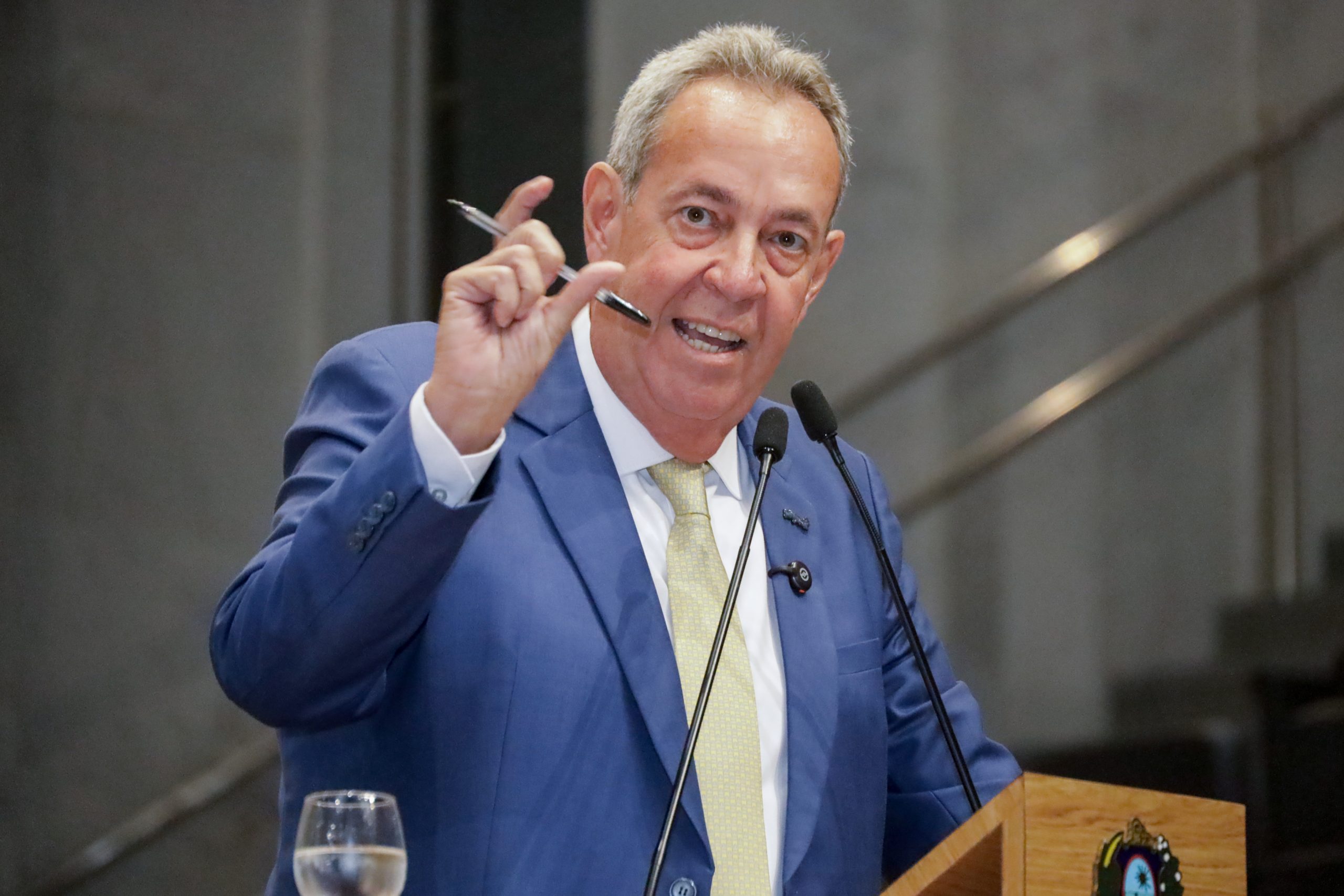 Álvaro revela ser alvo de suposta arapongagem e garante que não será intimidado