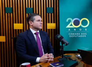 Hugo Motta defende PEC da escala 6×1 e projetos sobre misoginia e terras raras 