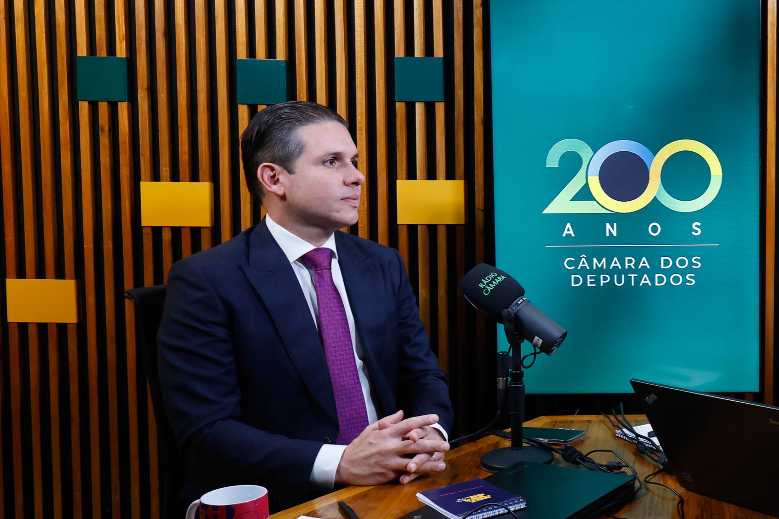 Hugo Motta defende PEC da escala 6×1 e projetos sobre misoginia e terras raras 