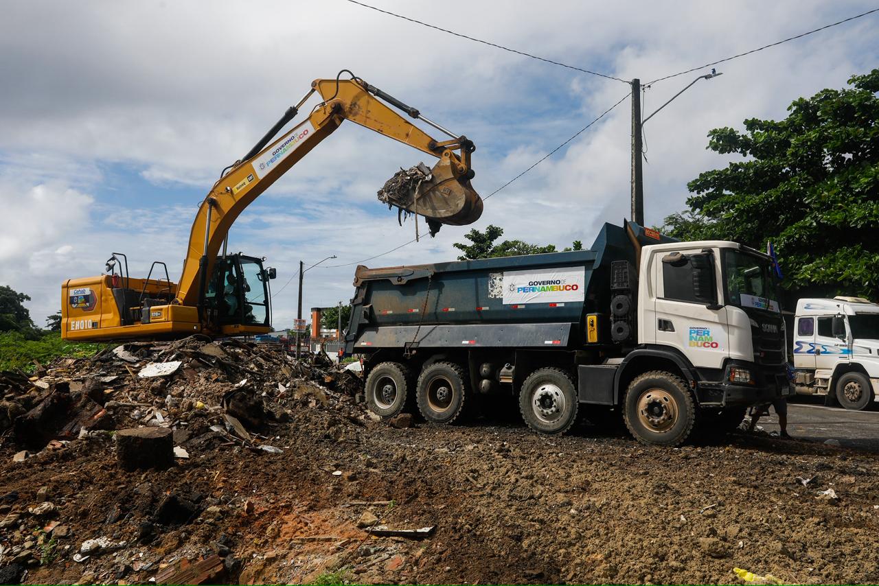 Governo de Pernambuco inicia limpeza emergencial do Rio Beberibe