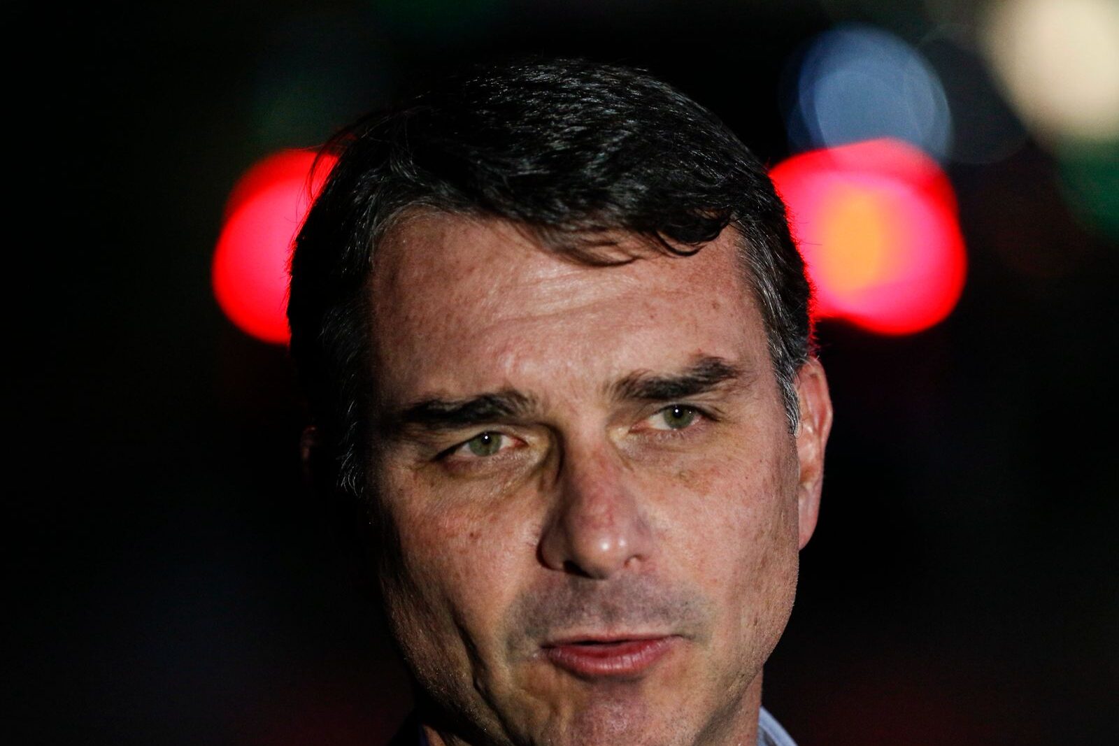 Vaza áudio de Flavio Bolsonaro cobrando pagamento a Vorcaro