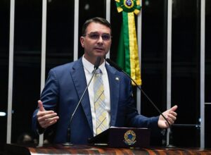 Flávio Bolsonaro nega financiamento de filme e rebate acusação