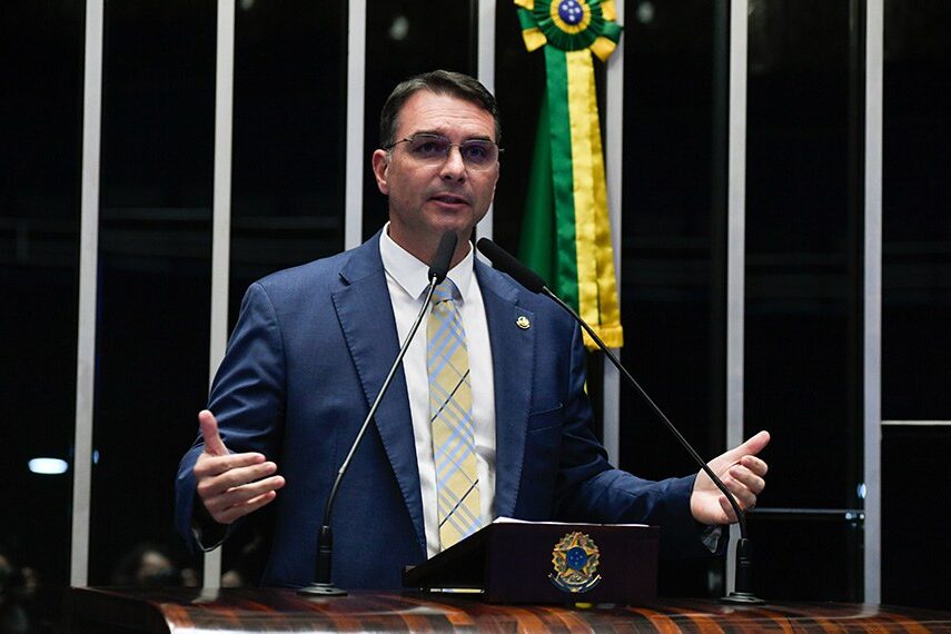 Flávio Bolsonaro nega financiamento de filme e rebate acusação