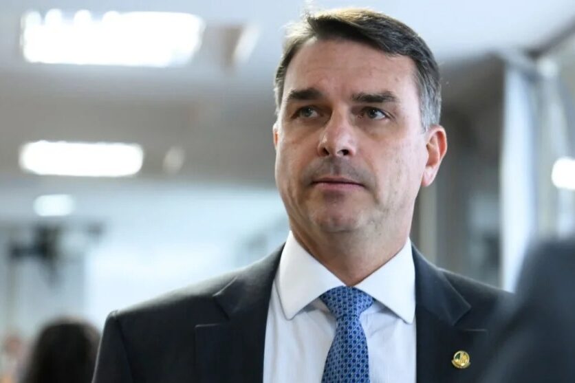 Conversas entre Flávio Bolsonaro e Vorcaro impulsionam pedido de CPI