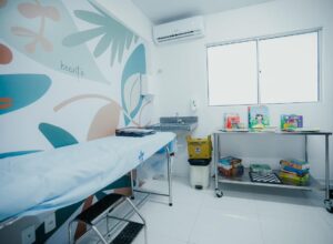 Raquel Lyra vistoria obras no Hospital São Lucas e visita novo ambulatório em Noronha 