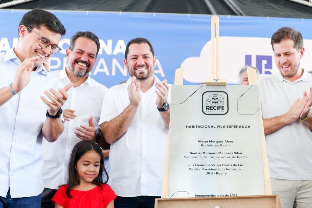 Victor Marques entrega conjunto habitacional no bairro do Monteiro 