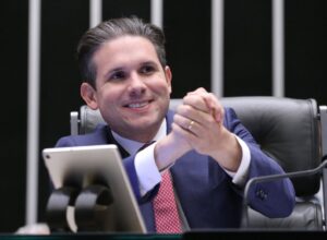 Motta acelera tramitação da PEC da escala 6×1 e convoca sessões ao longo da semana