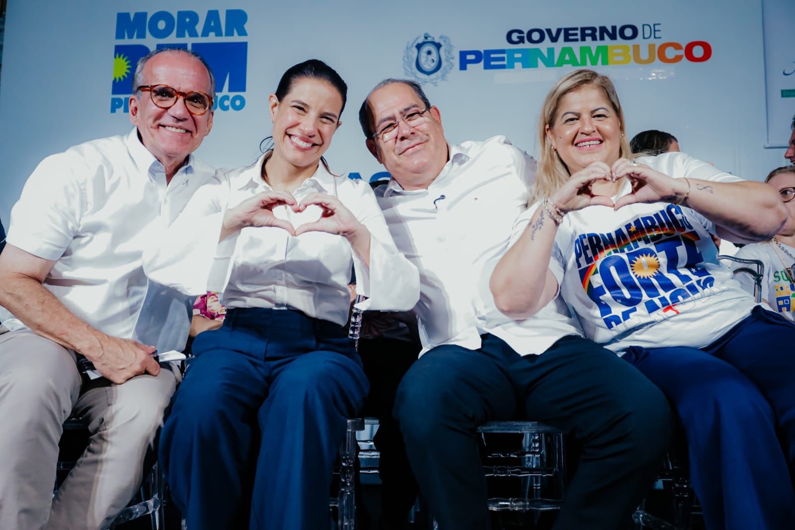 Raquel Lyra entrega novos títulos de propriedade e ônibus escolares em Jaboatão