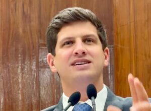 Em Lisboa, João Campos diz ser alvo de “milícia digital”