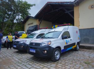 Ao lado de Sandra Paes, Álvaro Porto entrega duas ambulâncias em Canhotinho