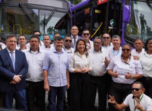 Eduardo da Fonte defende pagamento via Pix durante entrega de novos ônibus