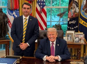 Uma semana após encontro com Flávio Bolsonaro, Trump propõe novo “tarifaço” ao Brasil