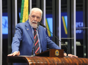 Jaques Wagner deixa liderança do governo no Senado após reunião com Lula