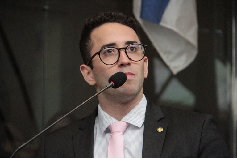 Thiago Medina sinaliza distanciamento de Flávio Bolsonaro