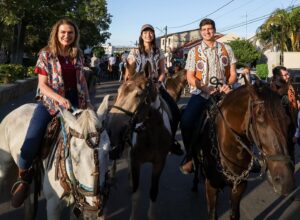 Ao lado de João Campos, Marília Arraes participa da Cavalgada à Pedra do Reino 