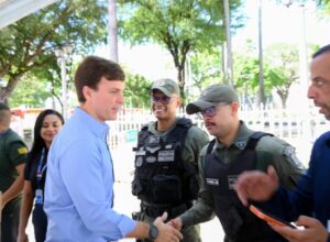 Ao lado de Raquel, Miguel participa de entregas para a segurança do estado