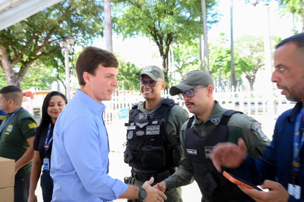 Ao lado de Raquel, Miguel participa de entregas para a segurança do estado