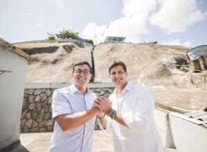 João Campos acompanha Victor na entrega de encosta e exalta ações da sua gestão