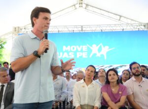 Ao lado de Raquel, Miguel acompanha entrega de veículos para assistência social