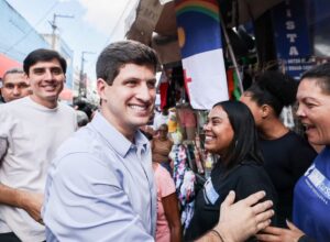 João Campos percorre Feira de Cavaleiro durante agenda em Jaboatão