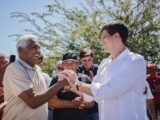 Em Petrolina, João Campos visita Projeto Muquém, e ouve demandas de agricultores