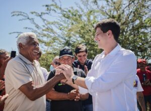 Em Petrolina, João Campos visita Projeto Muquém, e ouve demandas de agricultores