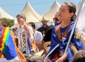 Raquel Lyra e João Campos dividem o mesmo espaço na Missa do Vaqueiro