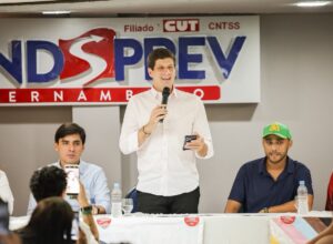 João Campos assina carta-compromisso com motoristas e entregadores por aplicativo