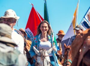 Marília Arraes é festejada pelos sertanejos na tradicional Missa do Vaqueiro