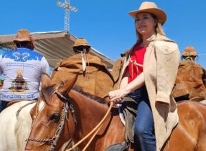 Reforçando alianças no Sertão, Liana participa da 56ª Missa do Vaqueiro