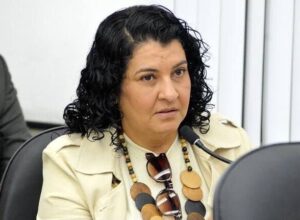 Ninha Professora é multada pelo TCE-PE por falhas em processo de contratação