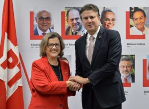 Teresa Leitão passa liderança do PT no Senado para Camilo Santana