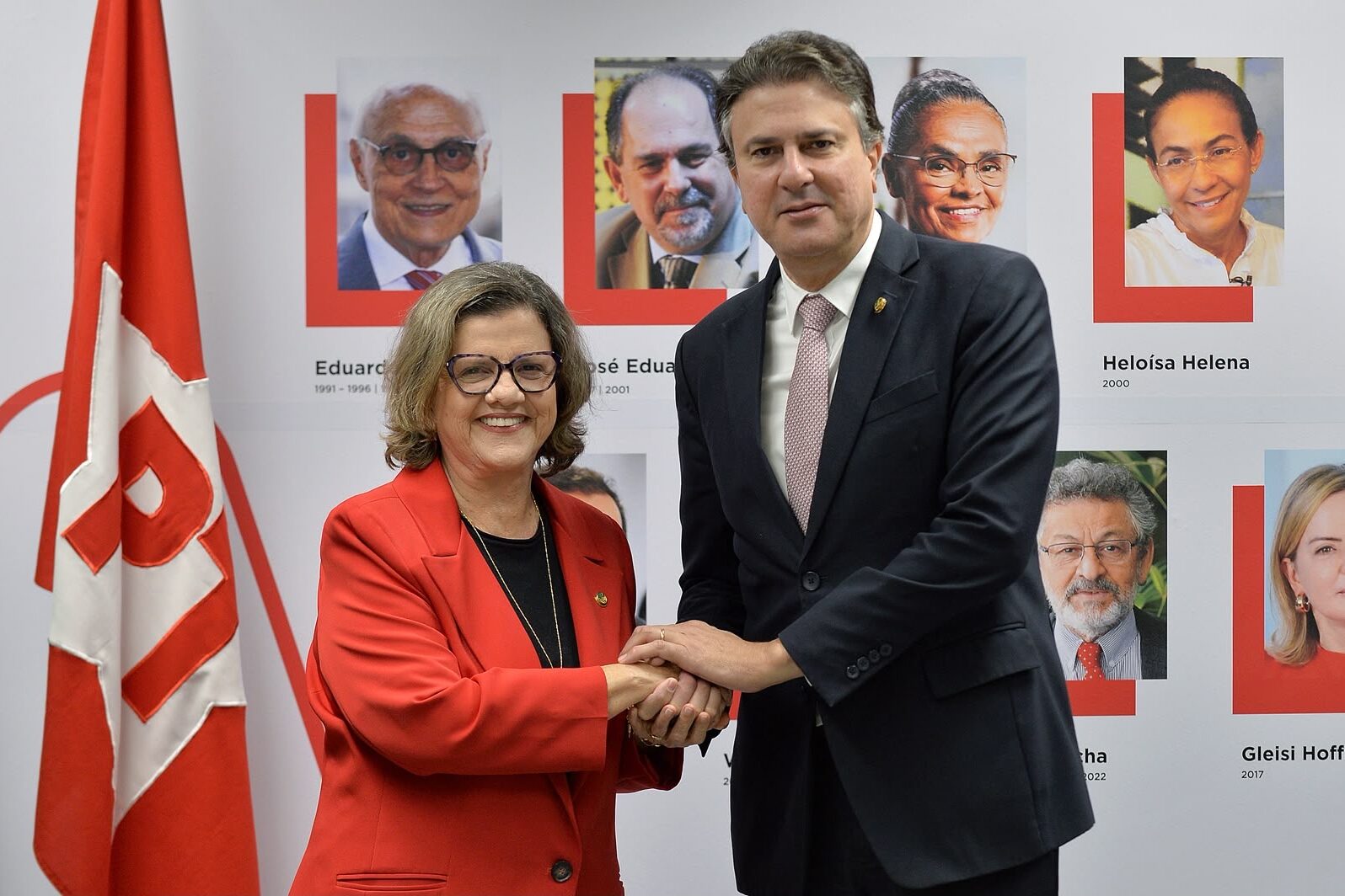 Teresa Leitão passa liderança do PT no Senado para Camilo Santana