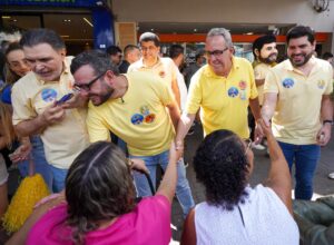 Álvaro e Gabriel Porto fazem corpo a corpo na Feira de Caruaru