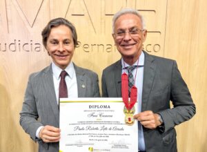 Prefeito Paulo Roberto é homenageado com a maior honraria do TRE-PE