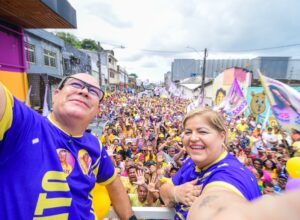 Andréa Medeiros inicia campanha com caminhada pelas ruas de Jaboatão 