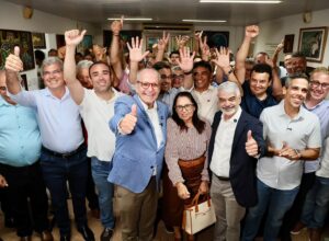Dueire reúne grupo de prefeitos e ex-prefeitos em apoio a Humberto 