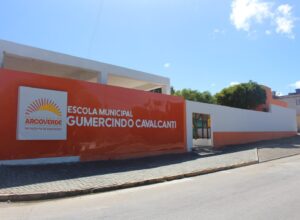 Zeca entrega nova escola e anuncia calçamento de quase 100 ruas em Arcoverde