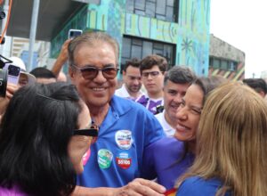 Antônio Moraes reúne aliados e militância em adesivaço no Pina