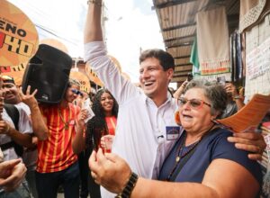 João Campos realiza panfletagem na Feira de Caruaru