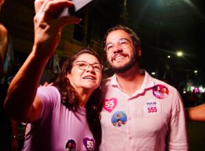 Túlio Gadêlha reforça diálogo com eleitores durante caminhada em Paulista