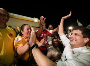 Em caminhada com 5 mil pessoas, João Campos reforça compromisso com Timbaúba