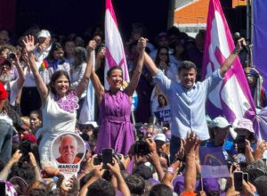 Eduardo da Fonte faz aceno a Miguel Coelho durante convenção do PSD