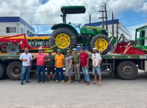 Joãozinho Tenório viabiliza trator para produtores rurais de Belém de Maria 