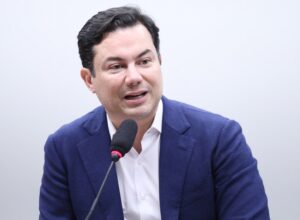 Clodoaldo Magalhães apresenta projeto que amplia reciclagem