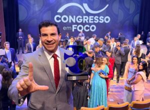 Carlos Veras recebe prêmio de melhor deputado federal de Pernambuco 