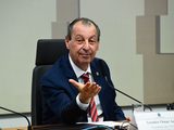 Fim da escala 6×1 recebe voto favorável de Omar Aziz