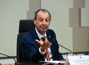 Fim da escala 6×1 recebe voto favorável de Omar Aziz